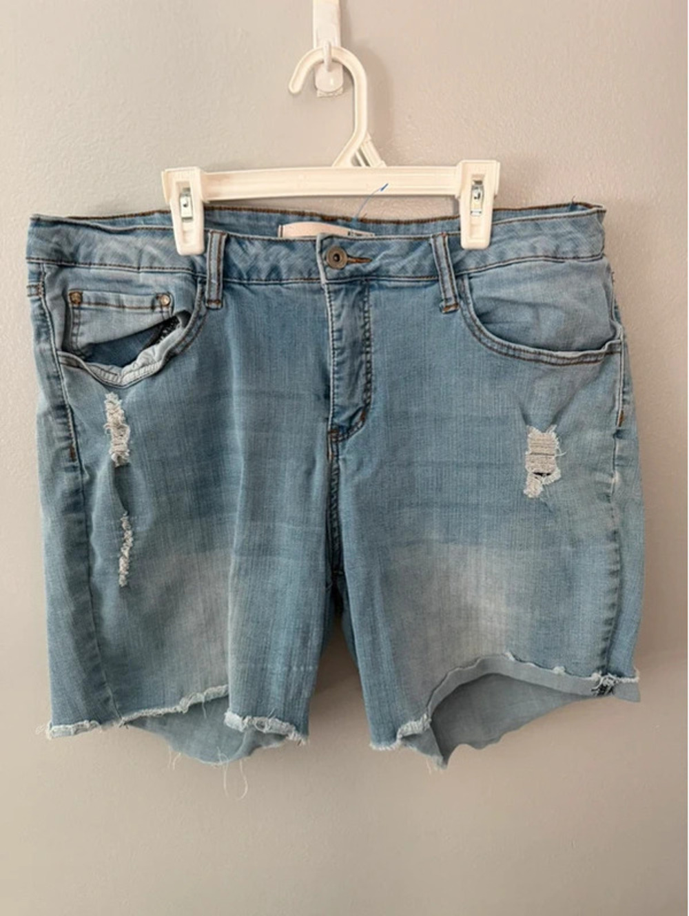 !it Claire Curvy Shorts Women’s Size 16 Light Wash Distressed Raw Hem Denim